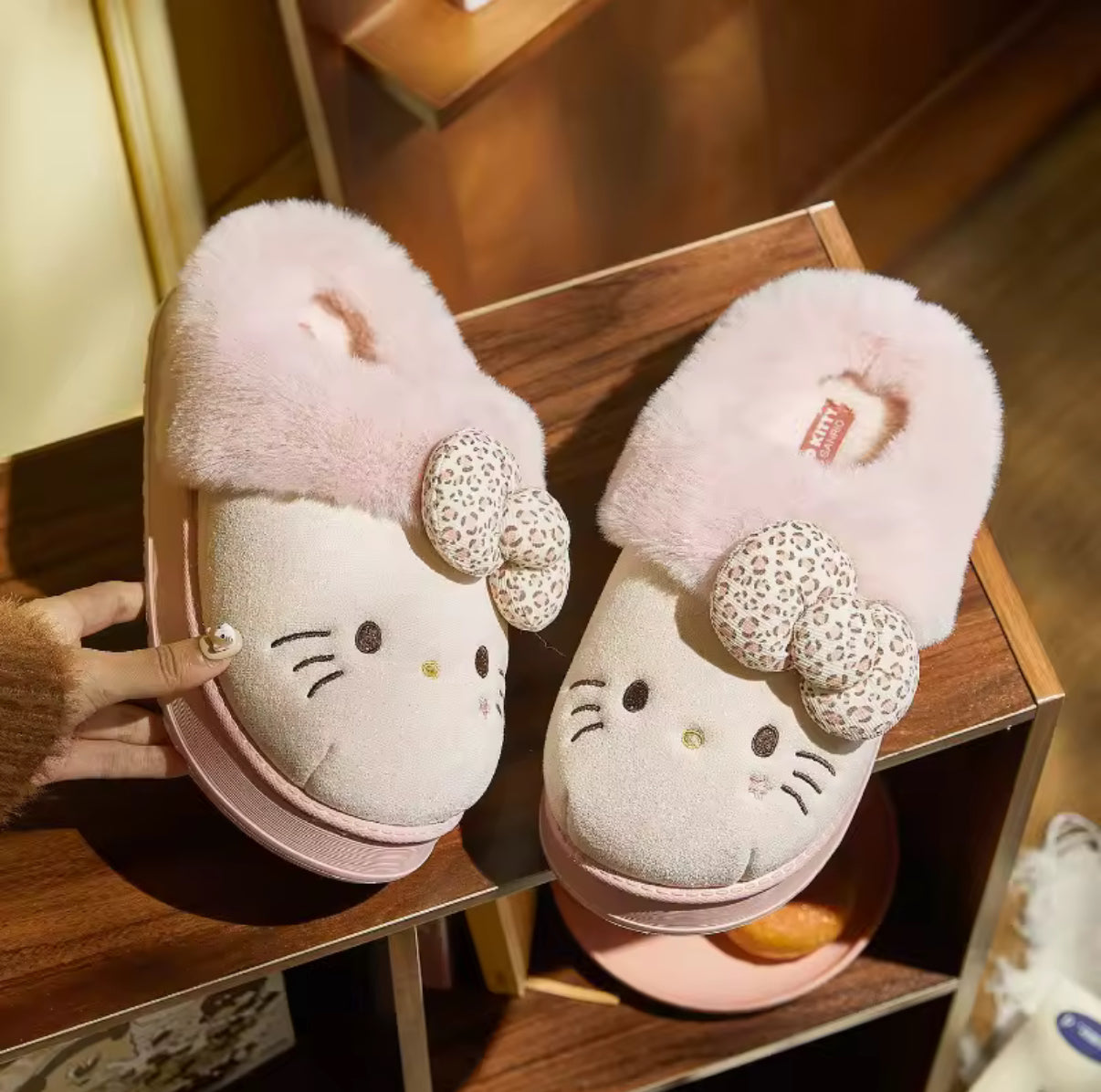 Hello Kitty Hausschuhe 🐱👣 | Kuschelig & Süß für Drinnen und Draußen 💖